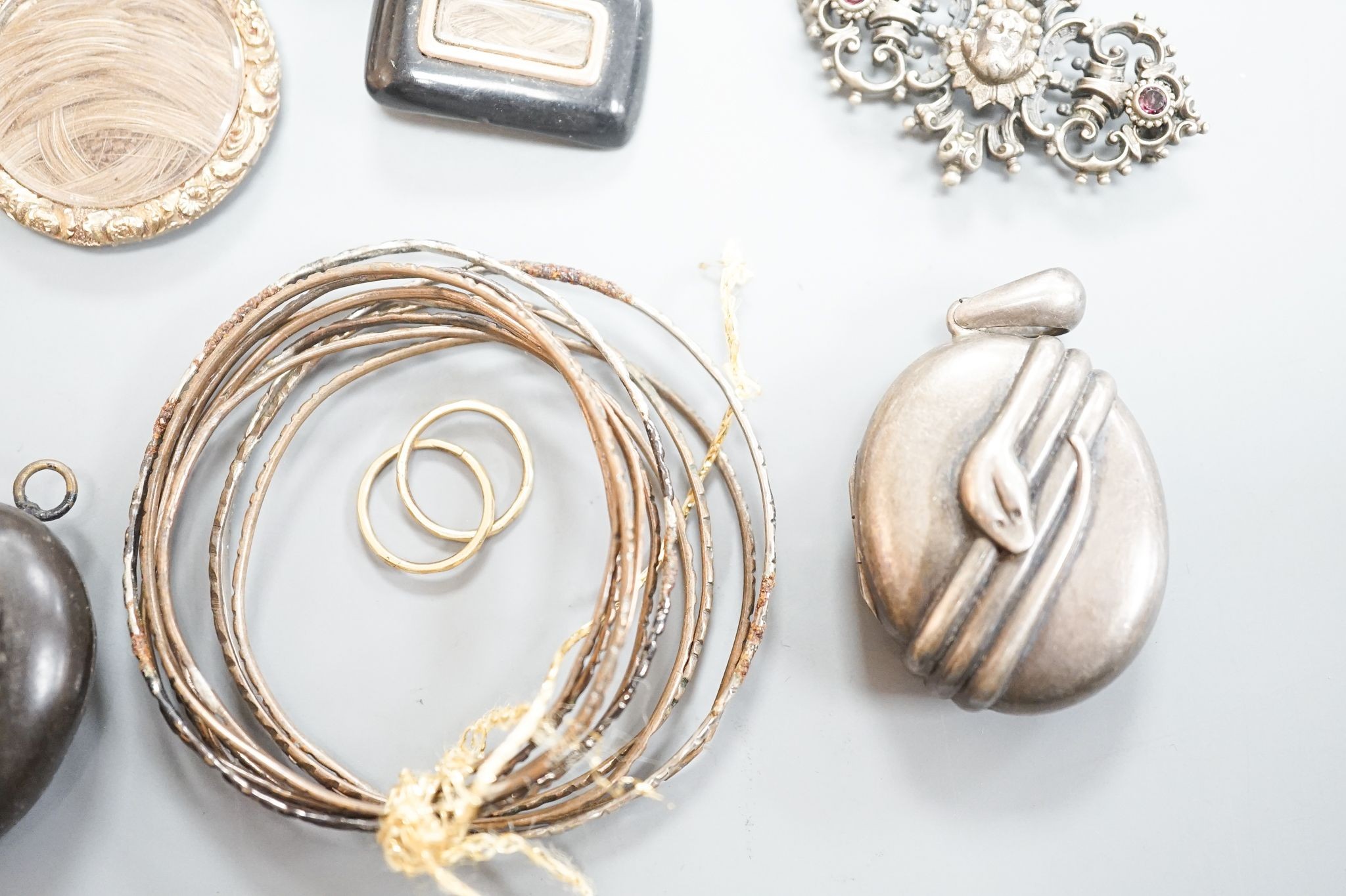 Sundry jewellery, including yellow metal overlaid mourning pendant with plaited hair, George III mourning brooch(a.f.), lockets, bracelet, unmounted cut citrine, etc.